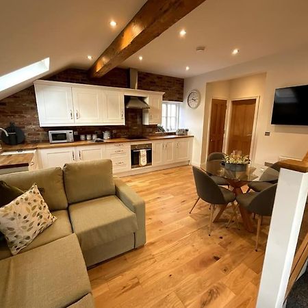 Apt D In Old Grade 2 Converted Farmhouse Market Weighton Exterior photo
