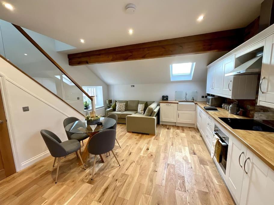 Apt D In Old Grade 2 Converted Farmhouse Market Weighton Exterior photo