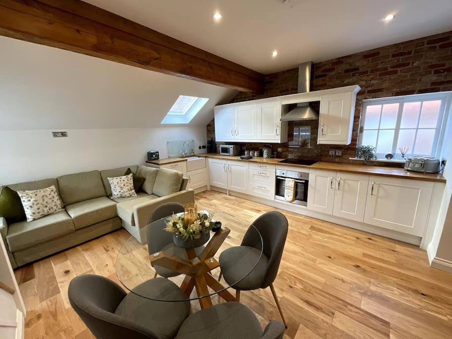 Apt D In Old Grade 2 Converted Farmhouse Market Weighton Exterior photo